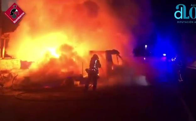 Los bomberos durante el incendio