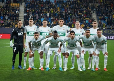 Imagen secundaria 1 - Imágenes del empate del Cádiz y el Elche esta noche en el Nuevo Miribilla. 