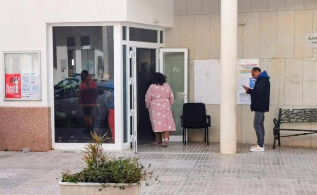 Algunos de los vecinos en la Casa de Cultura de la localidad que sirve como Albergue Provisional 