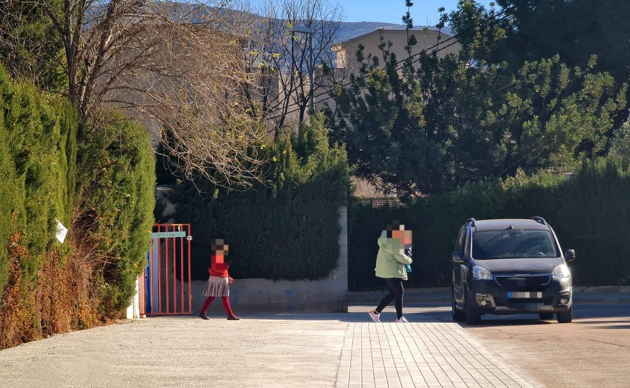 Nueva acera a la puerta del colegio El Puente. 