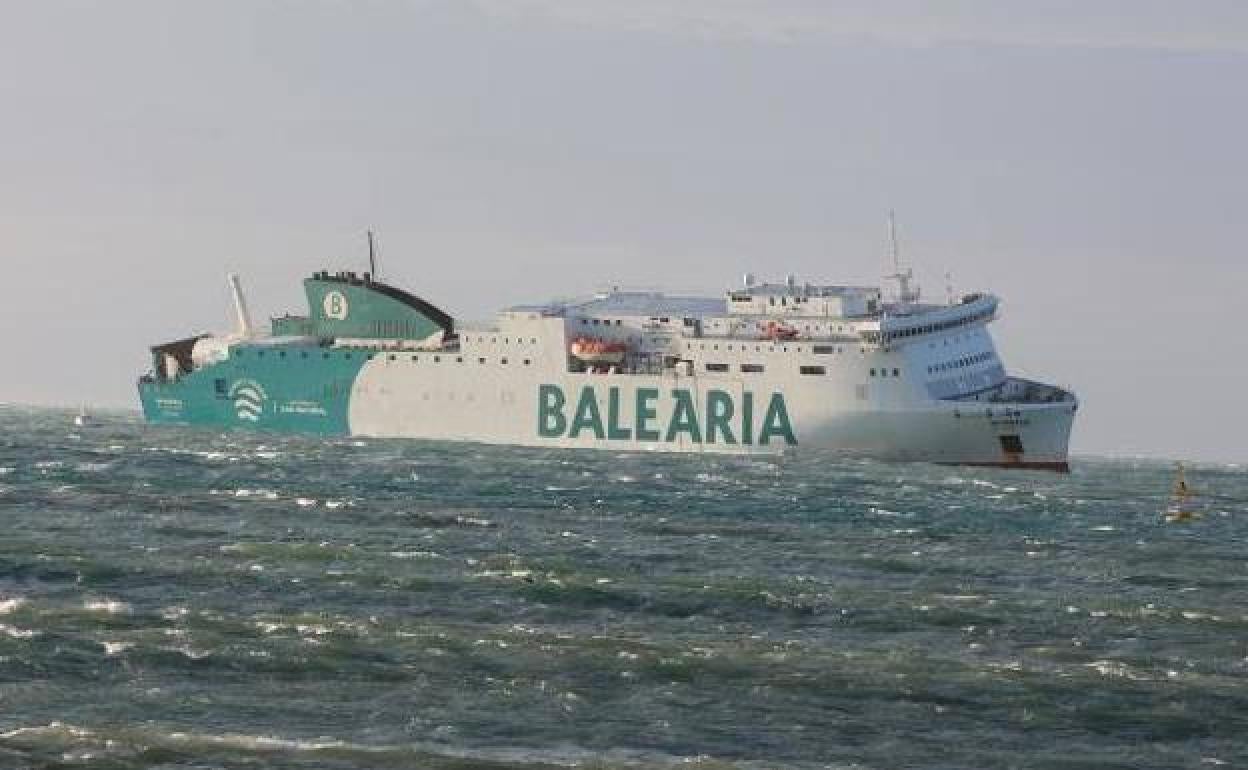 Vista del barco 'Balearia', en Palma de Mallorca, este mismo martes.