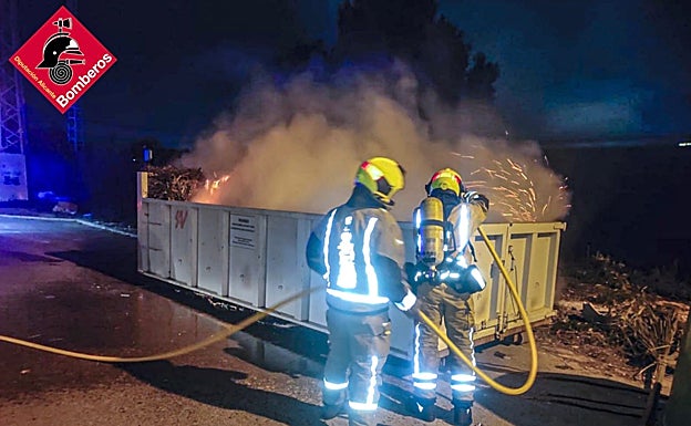 Los bomberos sofocan las llamas del contenedor
