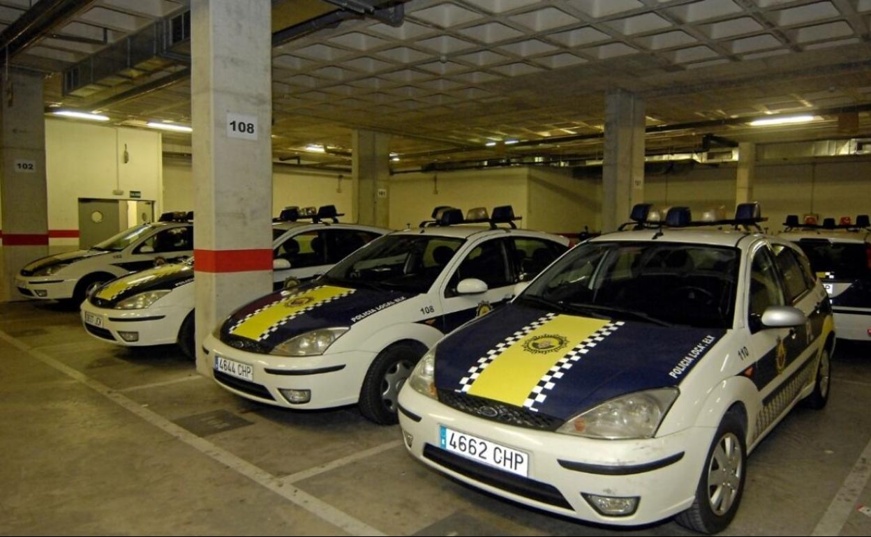 Unidades de la Policía Local de Elche, en una imagen de archivo.