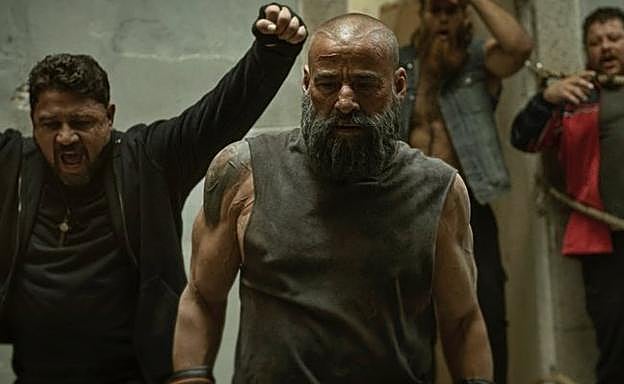 Eduard Fernández ha retomado su papel del padre Vergara en la segunda temporada de '30 monedas', la serie dirigida por Álex de la Iglesia.