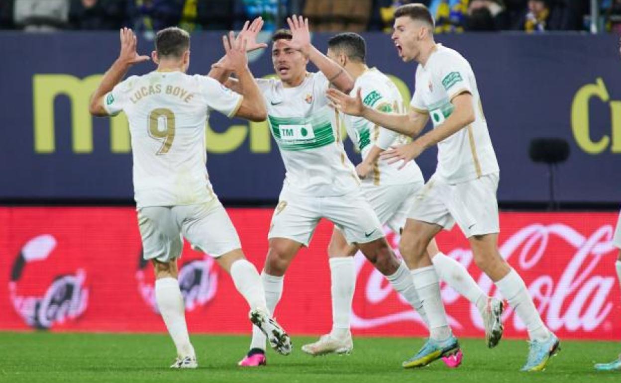 Lucas Boyé y Gumbau celebran con Ezequiel Ponce su gol en Cádiz 