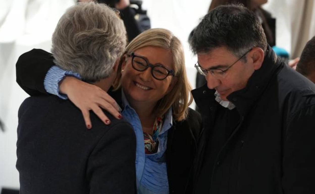 La nueva síndica de Ciudadanos (CS) en Les Corts Valencianes, Mamen Peris (c), abraza al coordinador nacional de Ciudadanos (CS), Carlos Pérez-Nievas.