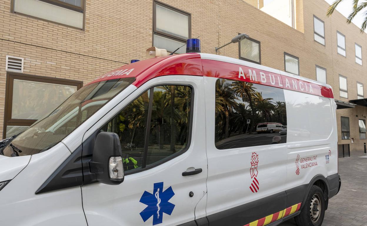 Una ambulancia del Hospital de Elche 