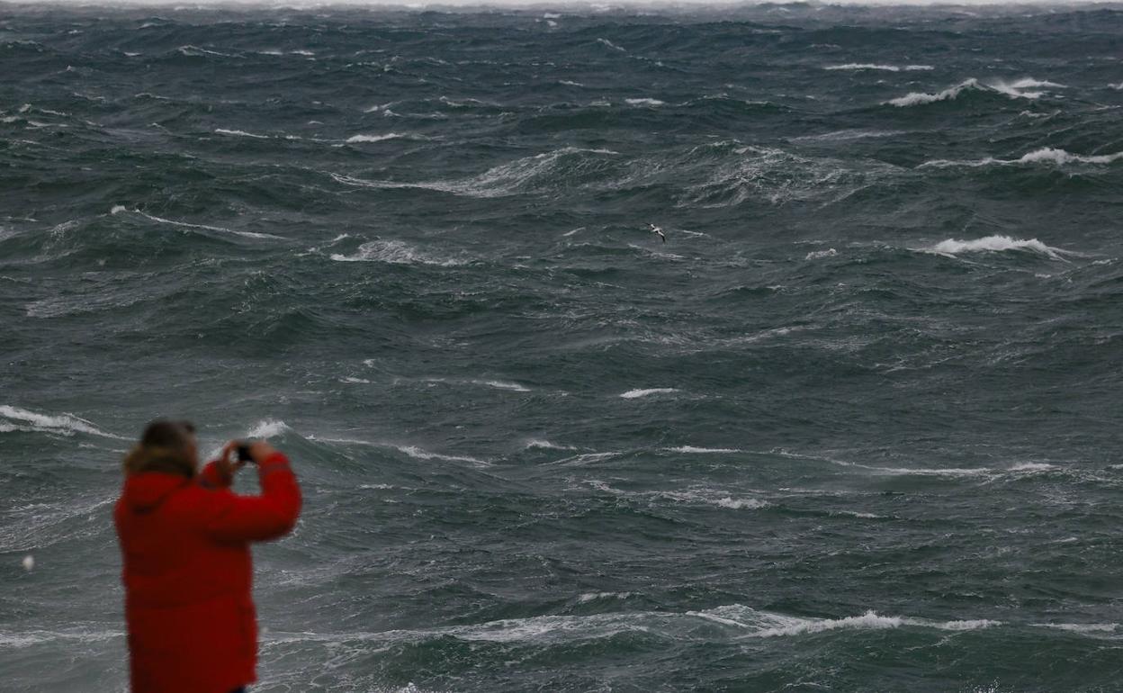 Una persona fotografía el mar