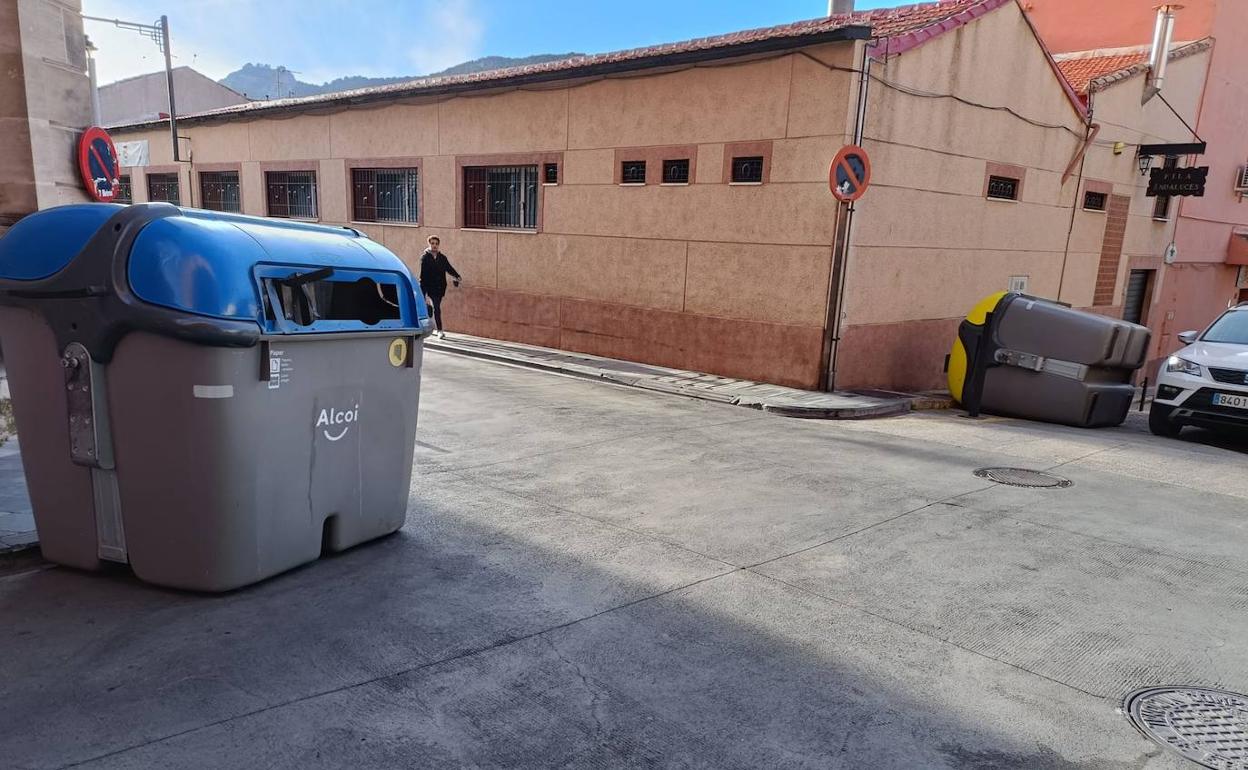 Contenedores volcados por el viento en Alcoi 