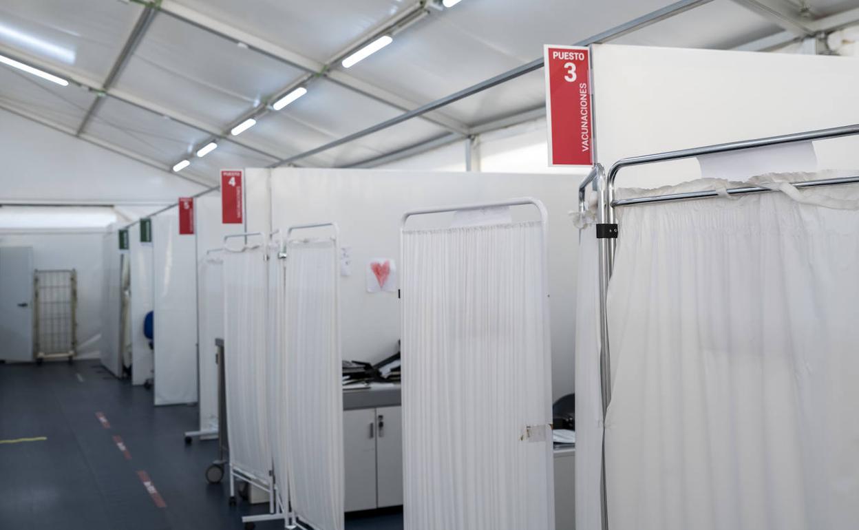 Carpa de vacunaciones en el Hospital Dr. Balmis de Alicante 