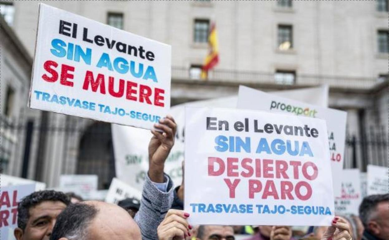 Manifestación de regantes en Madrid contra el cierre del Trasvase Tajo-Segura.