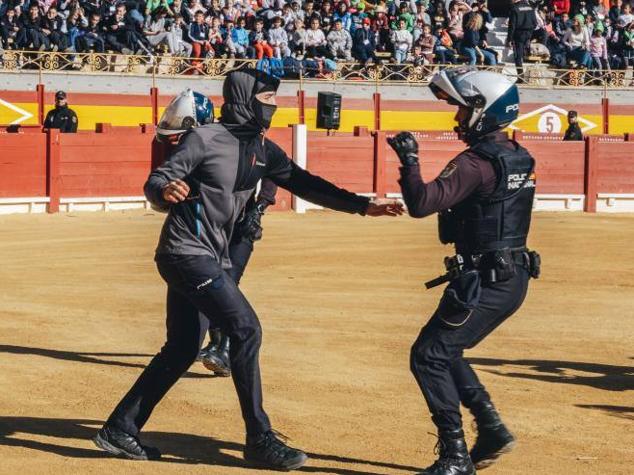 Fotos: Exhibición de medios aéreos, caballería y simulacro de rescate muestran la Policía Nacional