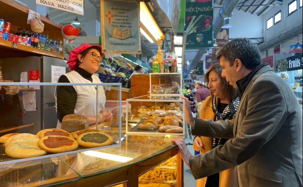 El presidente del PPCV en el mercado del municipio. 