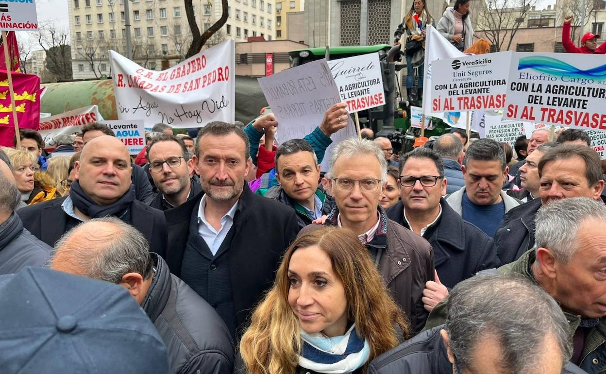 Alejandro Soler, a la izquierda, en la manifestación por el trasvase en Madrid, del pasado 11 de enero. 