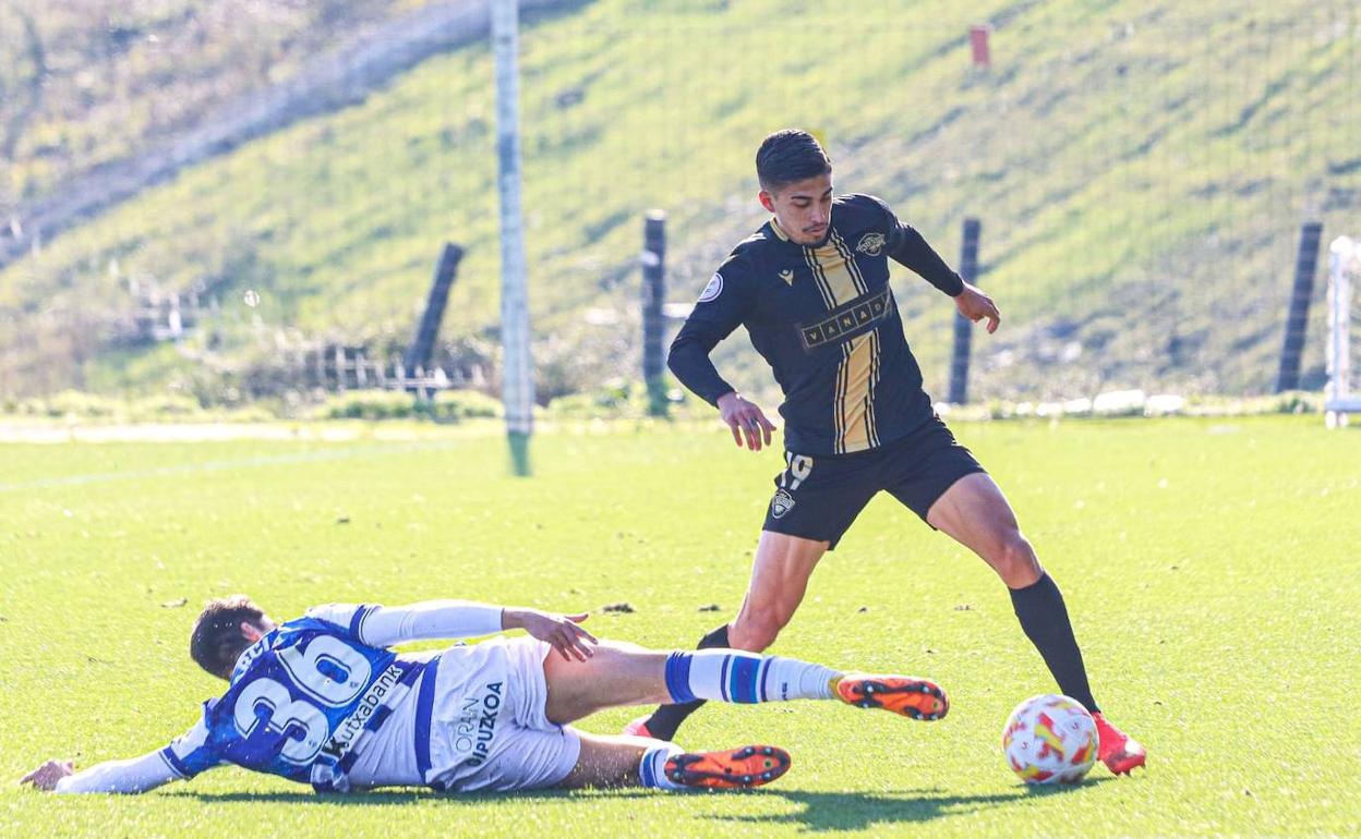 Cristo, en su vuelta a San Sebastián, regatea a un rival de la Real Sociedad B. 