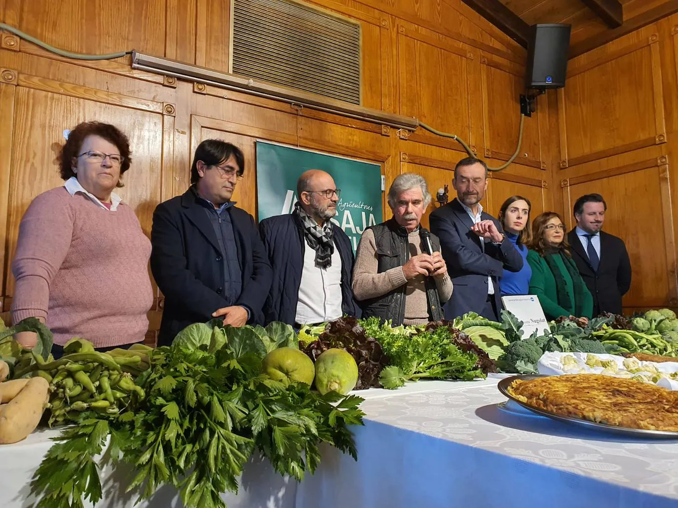 Los representantes de Asaja Elche y Asaja Alicante, con las autoridades ilicitanas, en la presentación de la campaña de hortalizas de invierno.