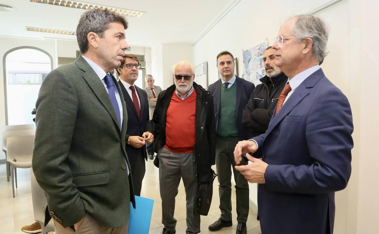 El presidente de la Diputación, Carlos Mazón, con la junta directiva de la Acequia Mayor del Pantano de Elche.