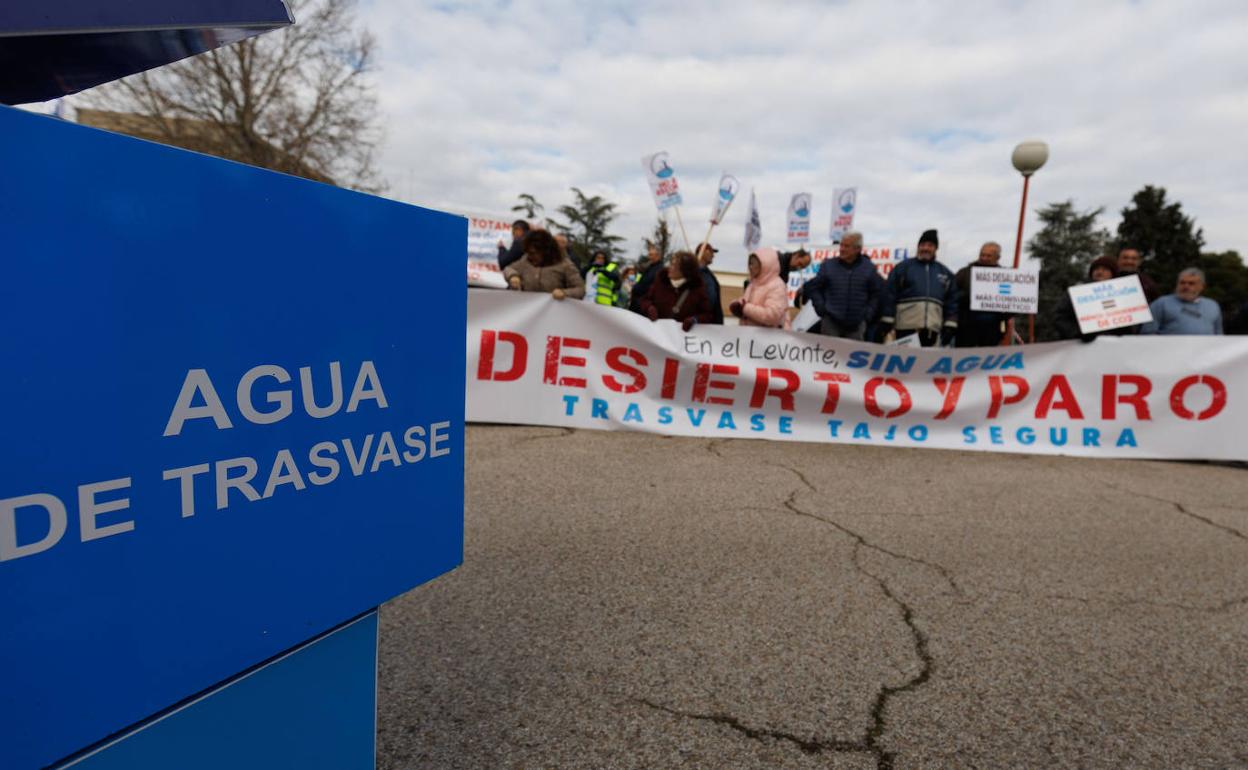 Protesta de los regantes levantinos por recortes del Tajo Segura