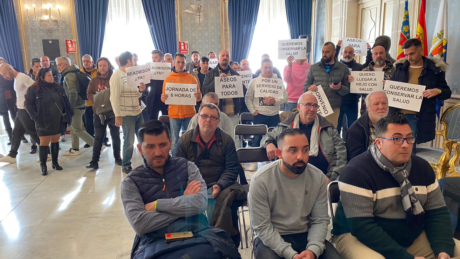 Los manifestantes se han trasladado al salón de plenos donde han increpado al alcalde durante el debate de la declaración. 