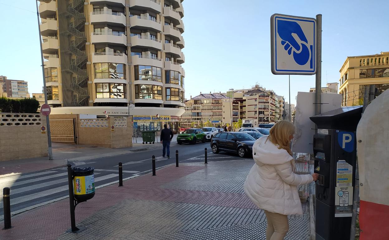 Una usuaria obtiene el ticket desde uno de los parquímetros de la ciudad