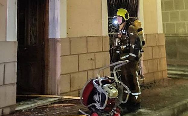 Bomberos trabajando en el proceso de extinción 