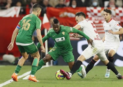 Imagen secundaria 1 - Imágenes del encuentro de este sábado en Sevilla. 