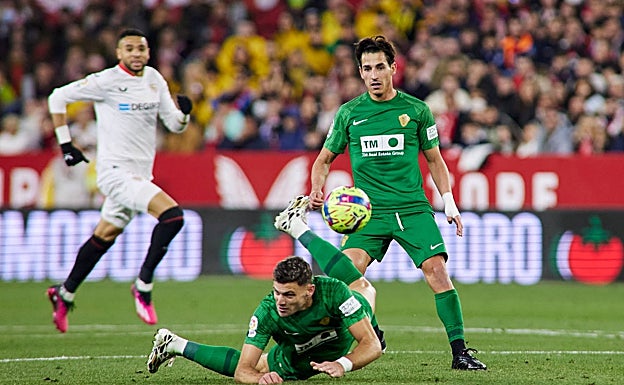 Imagen principal - Imágenes del encuentro de este sábado en Sevilla. 