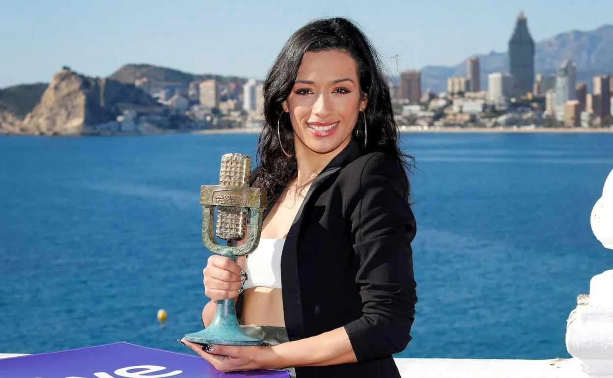 La cantante Chanel posa con el «Micrófono de bronce» tras ganar la pasada edición del Benidorm Fest 