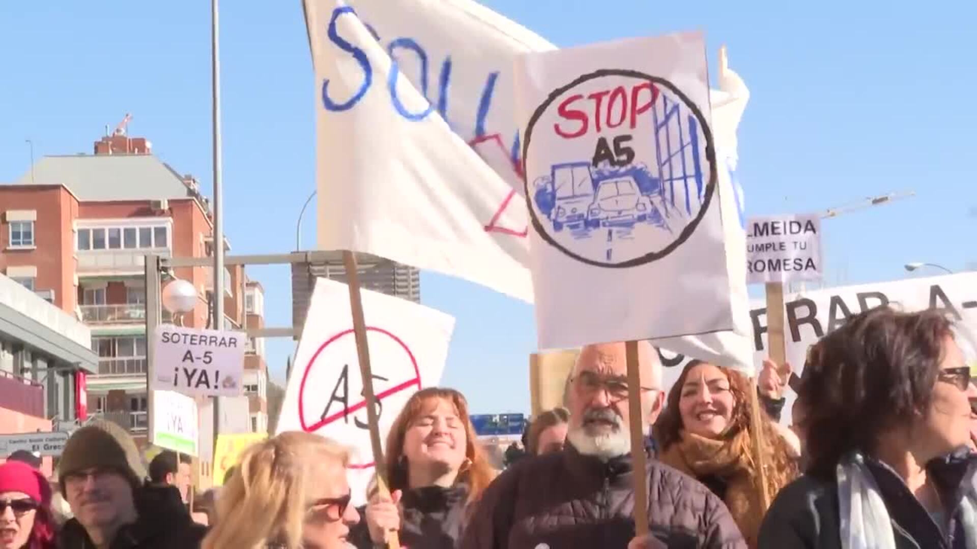 Más de medio millar de vecinos cortan la A-5 en protesta por los ruidos y la contaminación