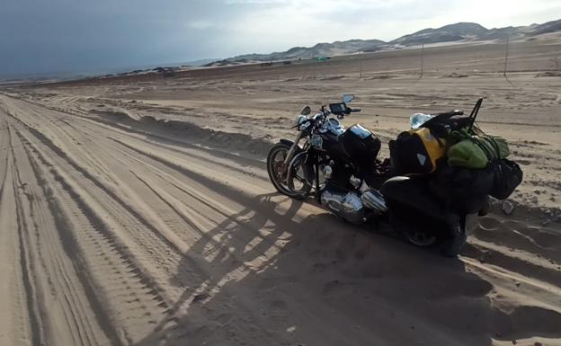 La 'cerda', la moto de Lorenzo, en el desierto sudamericano.