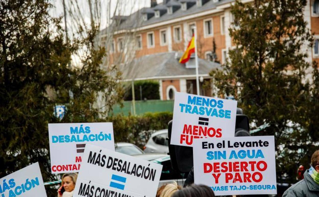 Pancartas durante una concentración para evitar que recorten el trasvase Tajo-Segura, en las inmediaciones del Palacio de la Moncloa.