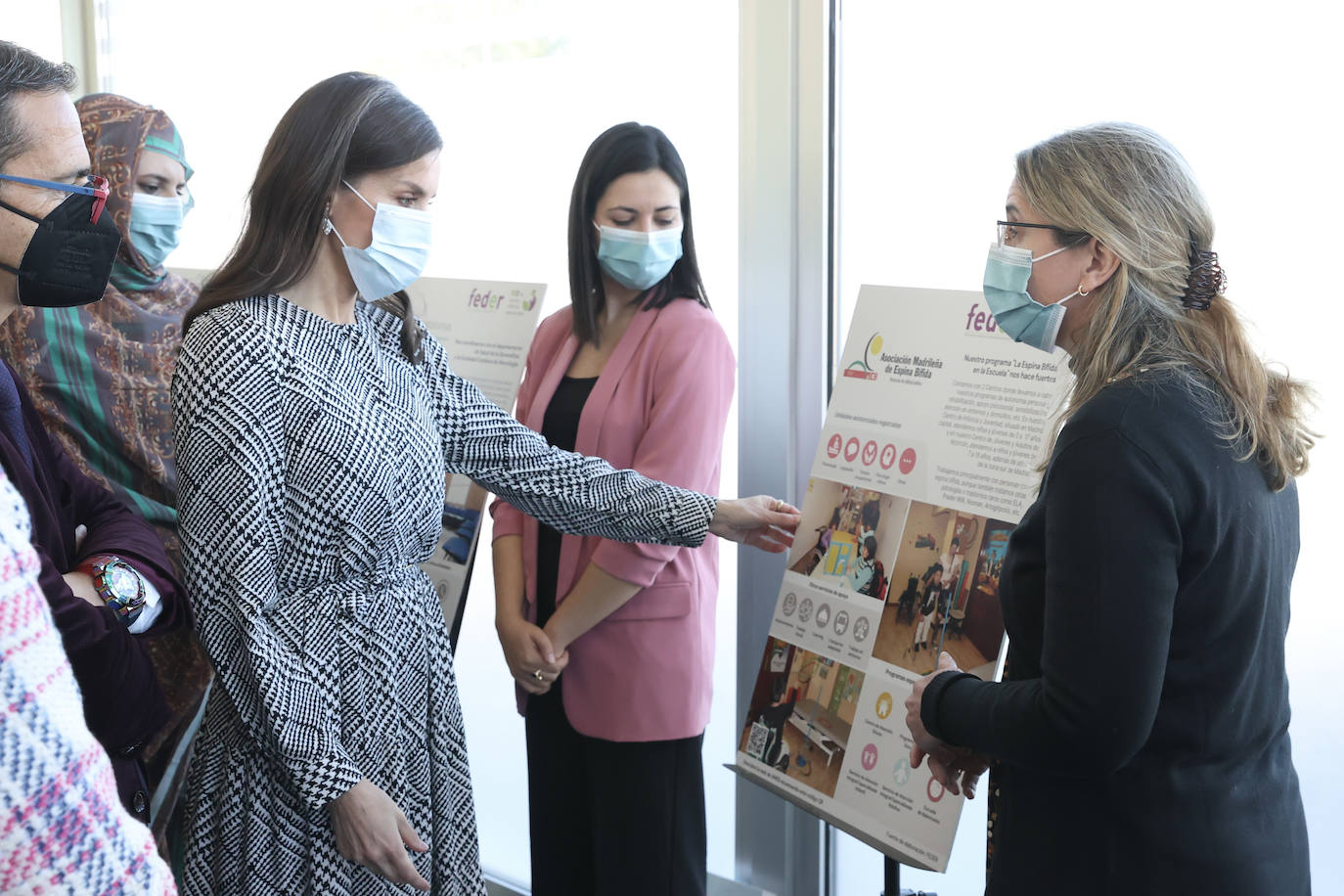 Fotos: La reina Letizia se muestra cercana en su visita a Petrer