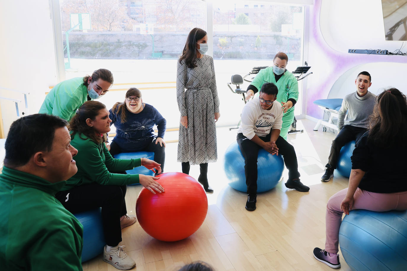 Fotos: La reina Letizia se muestra cercana en su visita a Petrer