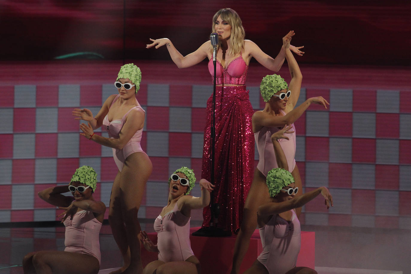 Agoney arrasa en Benidorm Fest | Fotos: Agoney triunfa en la semifinal del Benidorm Fest con el aplauso de crítica y público