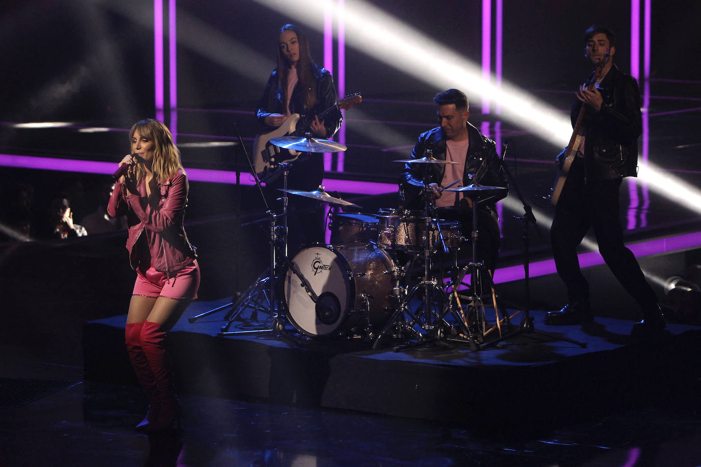 Agoney arrasa en Benidorm Fest | Fotos: Agoney triunfa en la semifinal del Benidorm Fest con el aplauso de crítica y público