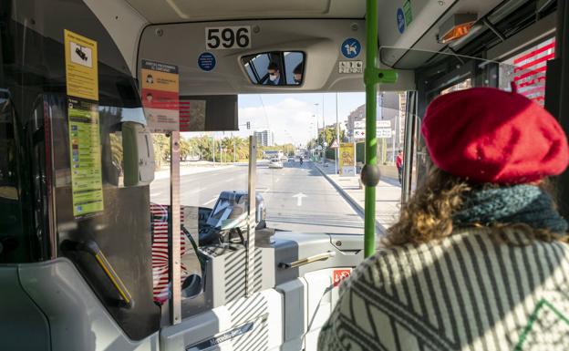 Un autobús pasa por una parada en Alicante. 