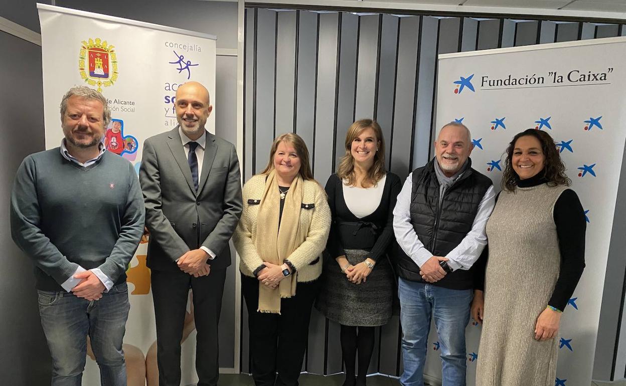 El director de ProInfancia, Albert Rodríguez, y la concejal de Acción Social, Julia Llopis, con los miembros de las ONGs que participan en el proyecto.