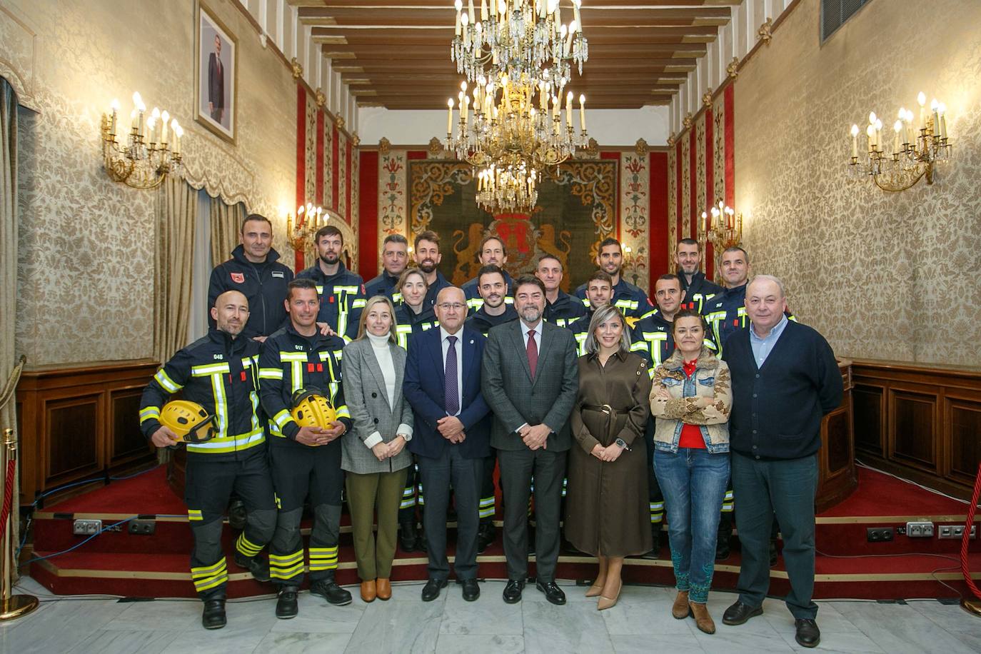 Los nuevos miembros del Speis, con las autoridades. 
