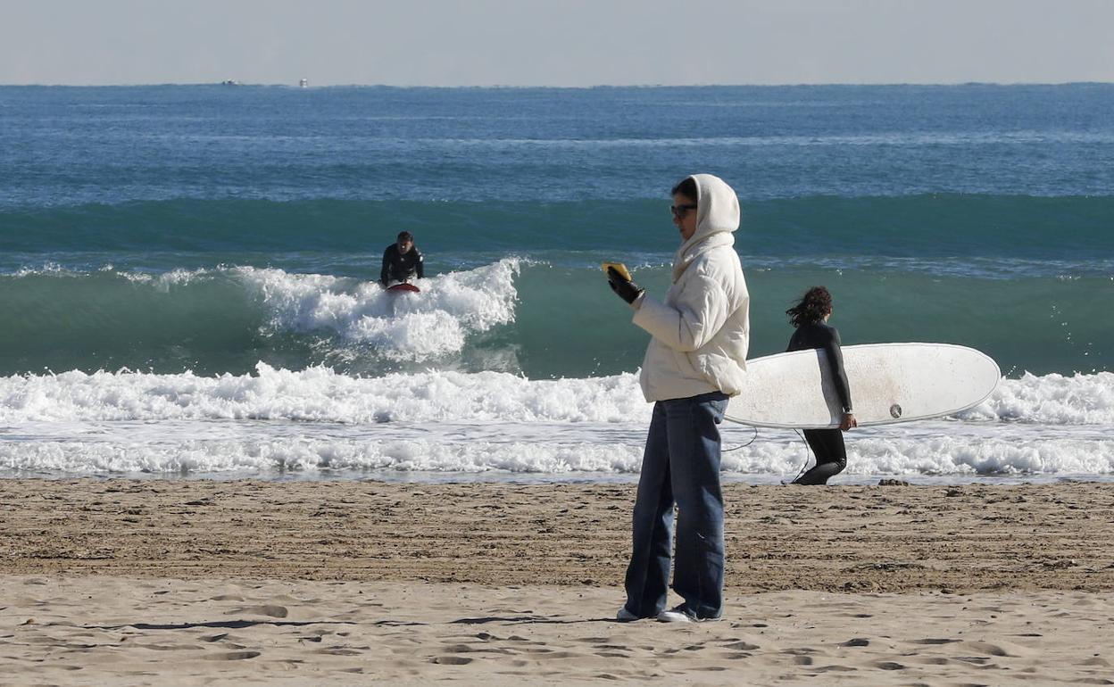 Una mujer pasea por la playa 