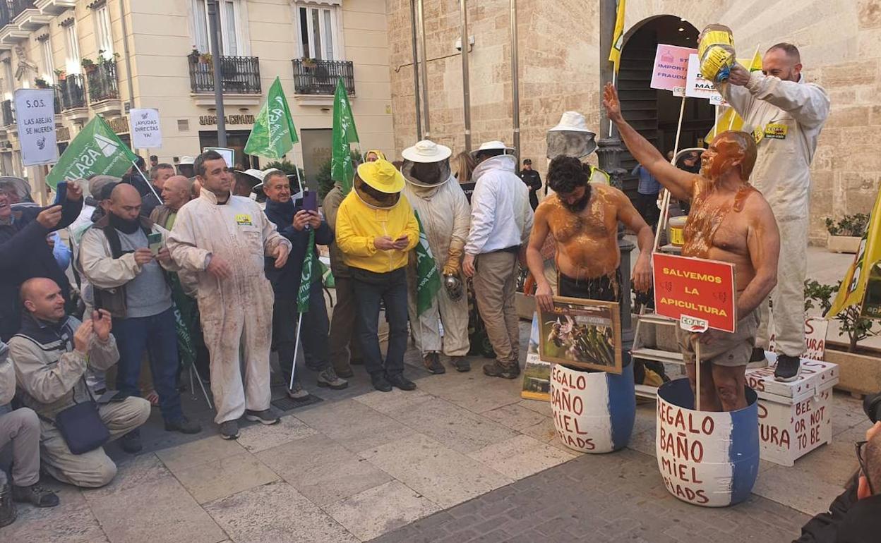 Los apicultores, a las puertas de Les Corts. 