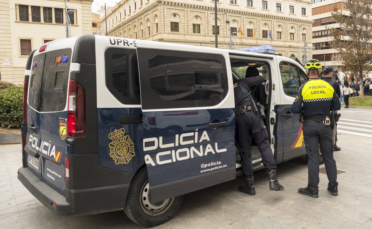 Un furgón policial en Alicante 