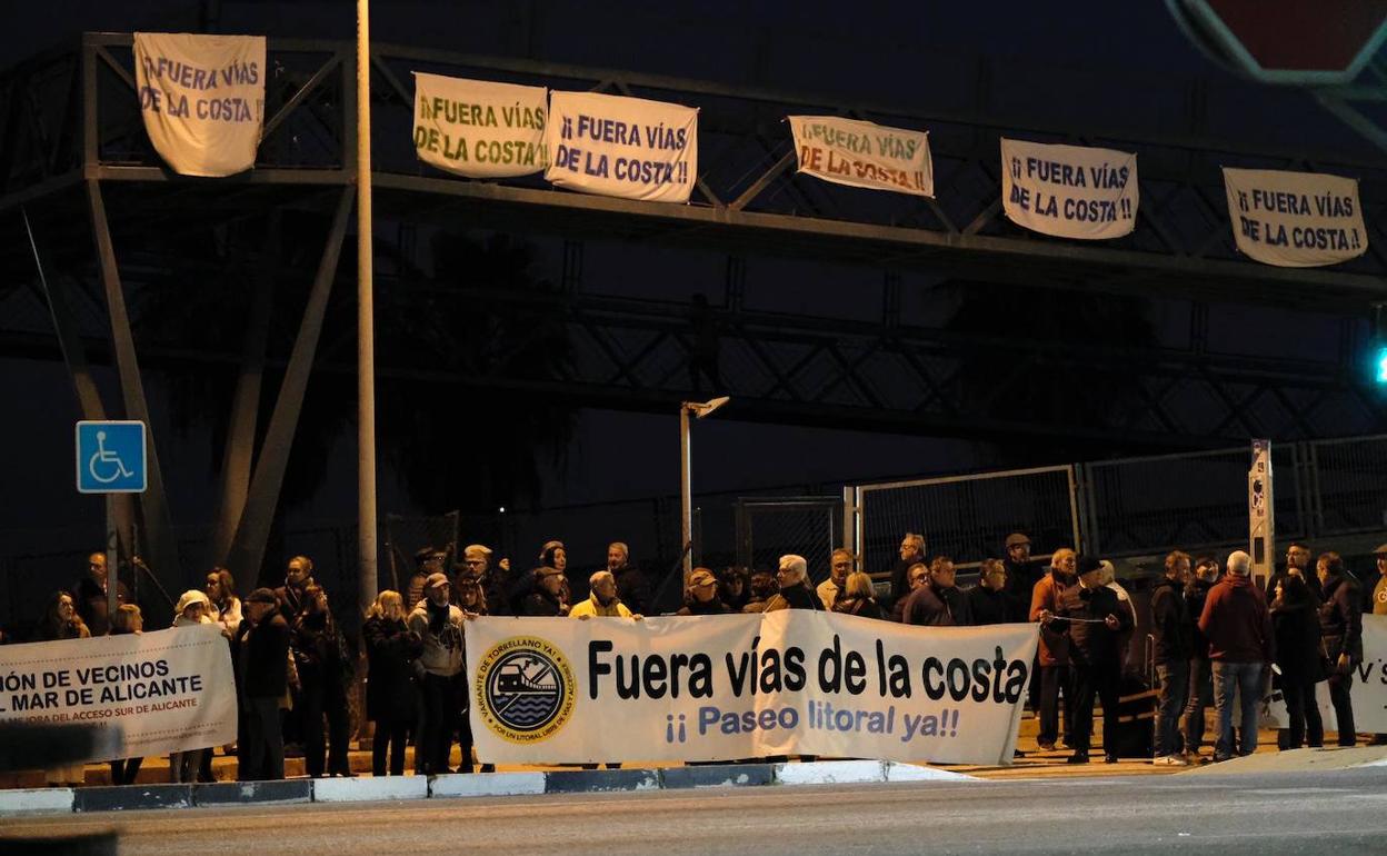 Vecinos de Alicante concentrados este viernes junto al apeadero de San Gabriel. 