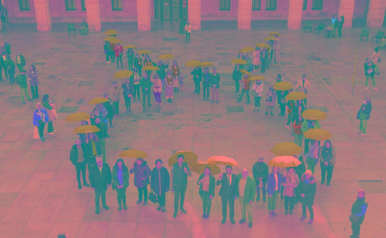 Acto celebrado este viernes en la plaza del Ayuntamiento para concienciar en la lucha contra el cáncer 