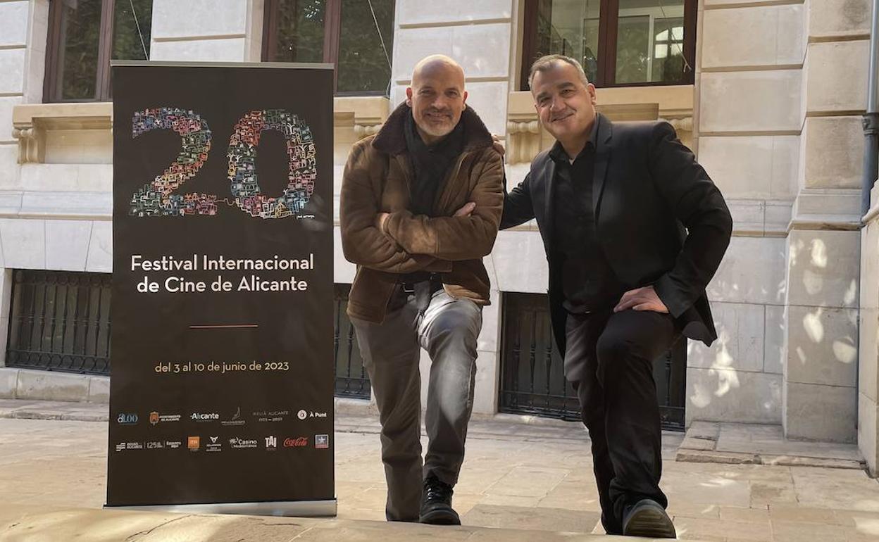 El diseñador Javi Crespo y el director del Festival, Vicente Seva, con el cartel anunciador.