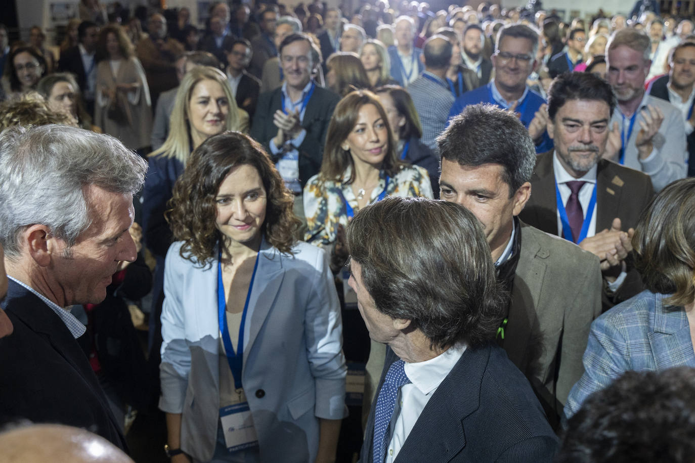 Ayuso, junto a Mazón, saluda a Aznar.