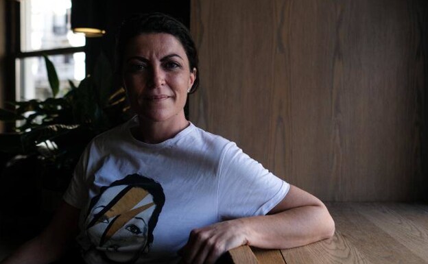 Macarena Olona, con su camiseta de David Bowie. 