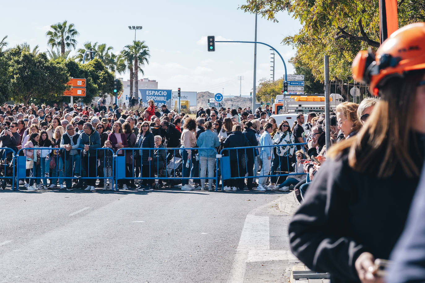 Fotos: La pólvora inunda el barrio de la Tómbola de Alicante con la segunda mascletà de las Hogueras