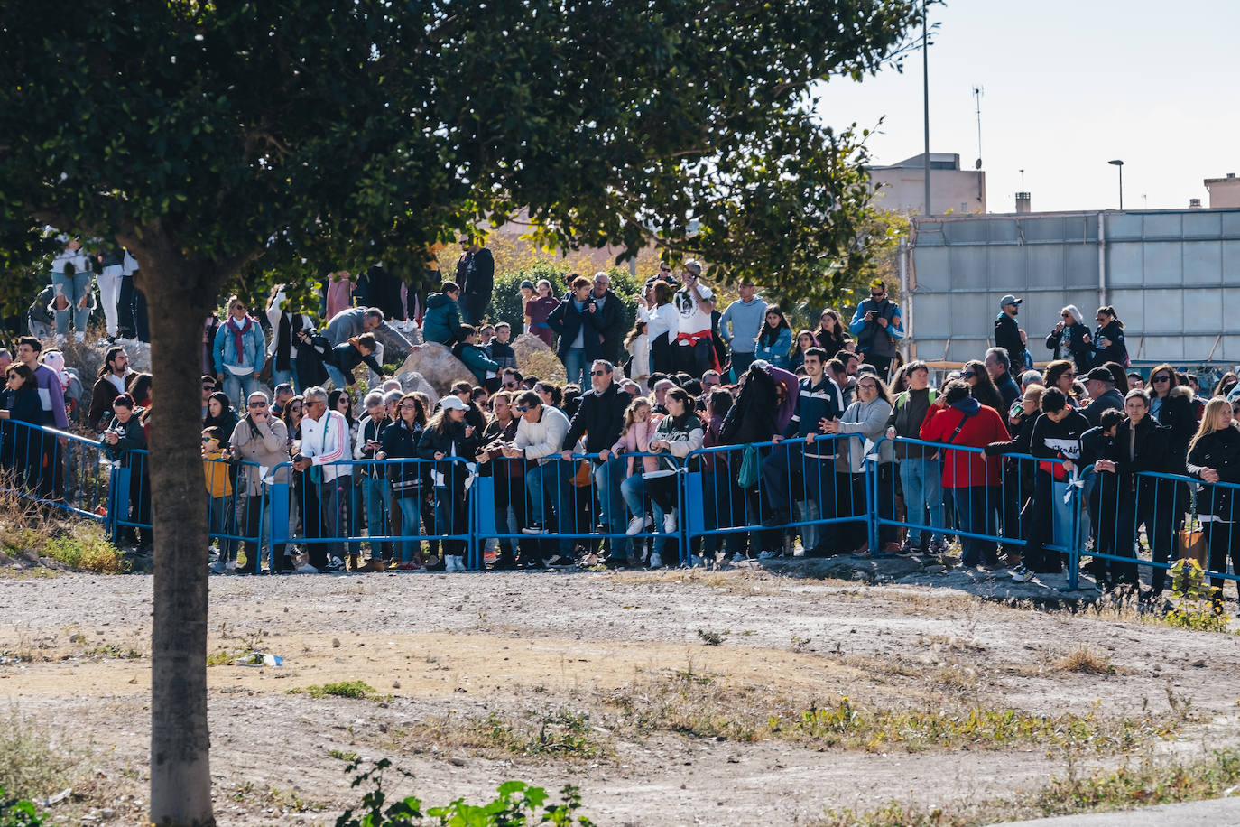 Fotos: La pólvora inunda el barrio de la Tómbola de Alicante con la segunda mascletà de las Hogueras