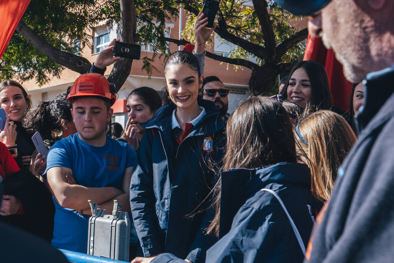 Fotos: La pólvora inunda el barrio de la Tómbola de Alicante con la segunda mascletà de las Hogueras