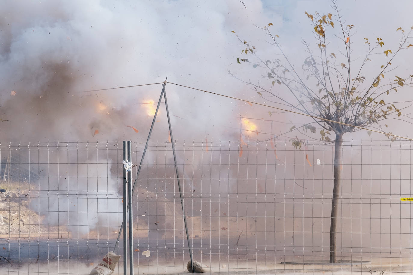 Fotos: La pólvora inunda el barrio de la Tómbola de Alicante con la segunda mascletà de las Hogueras